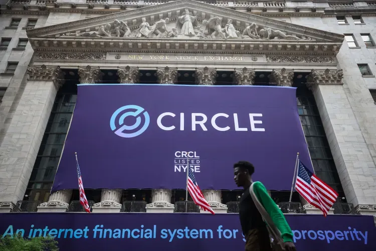 Circle品牌在纽约证券交易所的CRCL上市期间展示,前景中有旗帜和行人